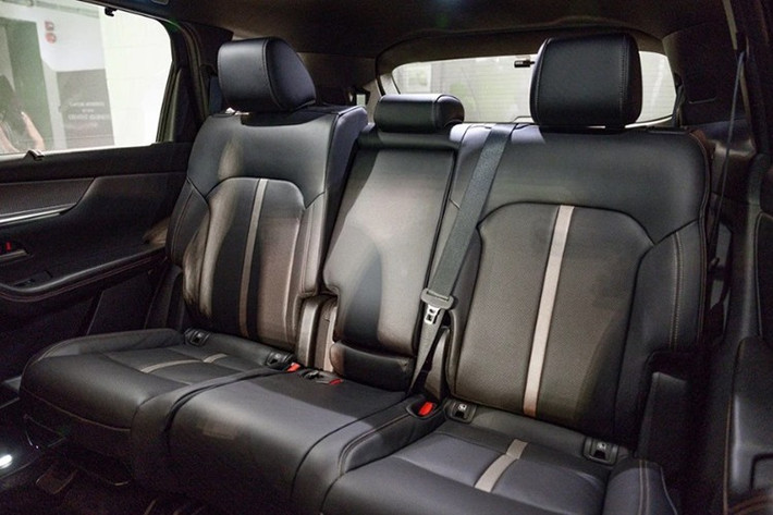 Bản tiêu chuẩn của xe được trang bị hệ truyền động hybrid e-Skyactiv D, với động cơ diesel 6 xy-lanh, dung tích 3.3L, công suất 251 mã lực và mô-men xoắn 550Nm. Hệ thống mild-hybrid M Hybrid Boost 48V của Mazda giúp đảm bảo yếu tố "xanh" cho xe. Hệ truyền động này đi cùng hộp số tự động 8 cấp và hệ dẫn động 4 bánh.