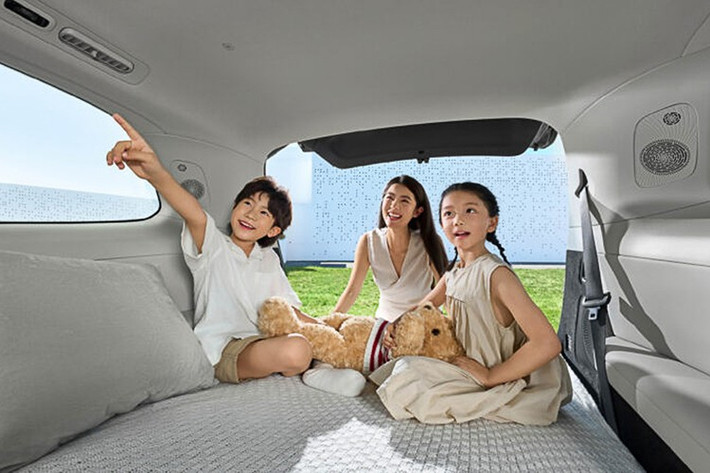 Ở hàng ghế sau, màn hình 17.3 inch gắn trần xe độ phân giải 3K và hệ thống âm thanh Flyme Sound 27 loa, tủ lạnh 9L tích hợp. Dung tích khoang hành lý đạt 328L và mở rộng tới 2.171L khi gập hàng ghế 2 và 3.