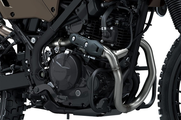 KLX230 DF sử dụng khối động cơ đơn xy-lanh, dung tích 233cc, làm mát bằng gió, đi kèm hệ thống phun xăng điện tử EFI. Động cơ này cho công suất tối đa khoảng 17 mã lực, mô-men xoắn đạt trên 18Nm.