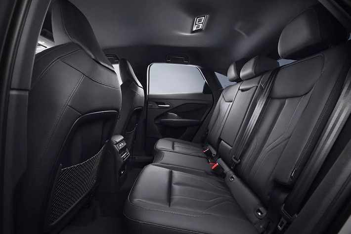 Cả hai mẫu xe hạng sang coupe Audi Q3 Sportback nâng cấp mới này đều sử dụng chung hệ truyền động, bao gồm các tùy chọn xăng, dầu diesel, hybrid nhẹ và hybrid cắm sạc .