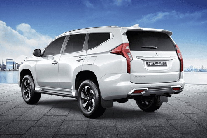 Mitsubishi Pajero Sport 2025 mới vẫn duy trì các thông số về kích thước tổng thể chiều dài x chiều rộng x chiều cao lần lượt là 4.825 x 1.815 x 1.835 (mm). Chiều dài cơ sở 2.800 mm, khoảng sáng gầm xe 218 mm.