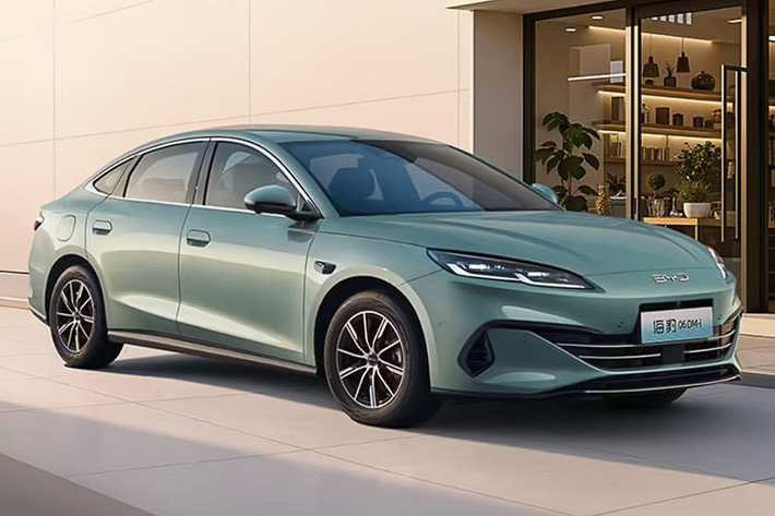 Tháng trước, chính phủ Trung Quốc đã nâng tiêu chí để xe hybrid được miễn giảm thuế là phạm vi thuần điện phải vượt 100km. Điều này khiến những mẫu có tầm hoạt động thấp hơn buộc phải dừng sản xuất, bao gồm cả Seal 06 DM-i bản 2025 với phiên bản pin nhỏ, tầm hoạt động 80 km.