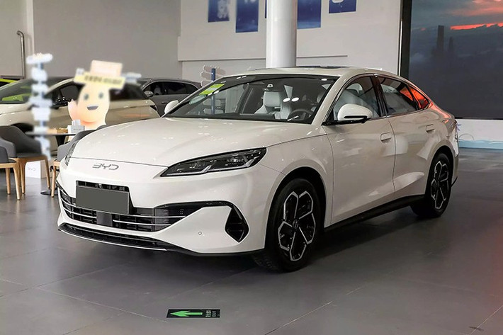 BYD đã chính thức trình làng mẫu sedan hạng trung Seal 06 DM-i 2026, bổ sung thêm lựa chọn mới trong dải sản phẩm hybrid cắm sạc của hãng. Xe được giới thiệu với hai cấu hình, giá lần lượt 96.800 NDT (khoảng 358 triệu đồng) và 106.800 NDT (tương đương 395 triệu đồng).