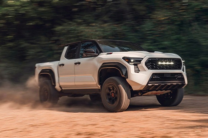 Những thay đổi được mô tả ở trên đi kèm với các lựa chọn màu sắc mới trên toàn bộ xe, bao gồm Heritage Blue thay thế cho Blue Crush Metallic, Mudbath và thậm chí cả Supersonic Red và Wind Chill Pearl. Khả năng kéo của xe tải vẫn giữ nguyên như trước, nghĩa là ở cấu hình mạnh nhất, Tacoma 2026 có thể kéo 6.500 pound (2.948 kg) và có thể chở tải trọng tối đa là 1.705 pound (773 kg).