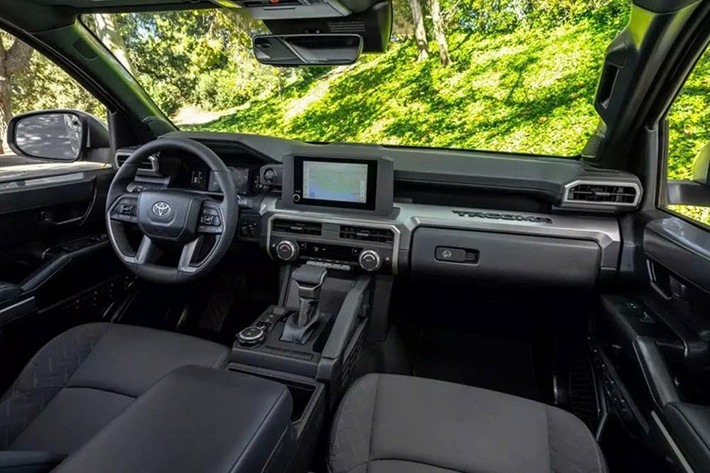 Toyota Tacoma phiên bản TRD Pro lấy cảm hứng từ Baja, tên gọi mà Toyota thường gọi phiên bản xe tải này, sẽ được bổ sung thêm hai màu thân xe mới cho năm 2026: Xanh Heritage Blue và Wave Maker, trong đó màu Wave Maker là màu độc quyền cho phiên bản này. Hệ thống bảo vệ gầm xe tiêu chuẩn được bổ sung thêm các điểm thu hồi phía sau.