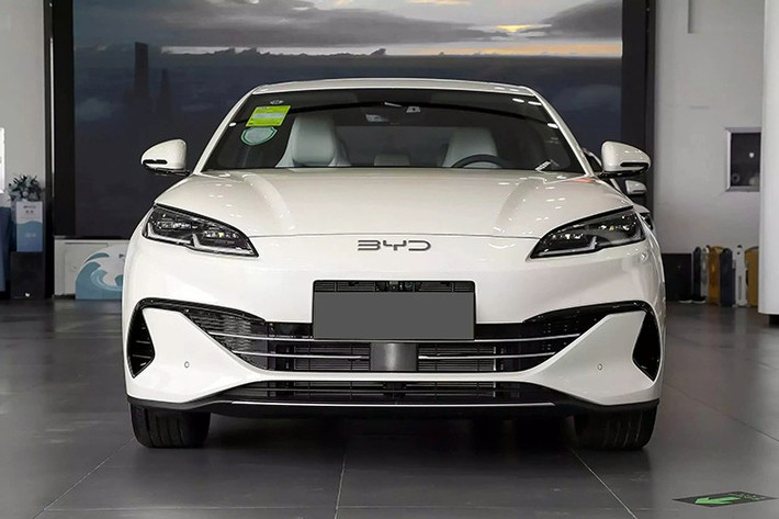 Đuôi xe sử dụng cụm đèn hậu dạng thấu kính cùng dải đèn trung tâm mô phỏng giọt nước đặt đối xứng hai bên, phía dưới là cản sau tối màu mang lại cảm giác chắc chắn. Seal 06 sử dụng tay nắm cửa dạng bán ẩn tương tự mẫu Atto 2.