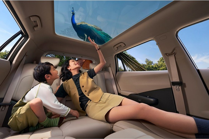 Bên cạnh đó là giá để ly dạng ẩn, cửa sổ trời toàn cảnh, đèn viền nội thất 128 màu và hai hàng ghế có thể gập phẳng một chạm, tạo thành giường nằm cho hành khách. Ở các phiên bản cao cấp, xe còn có ghế tích hợp tính năng sưởi, làm mát và massage.