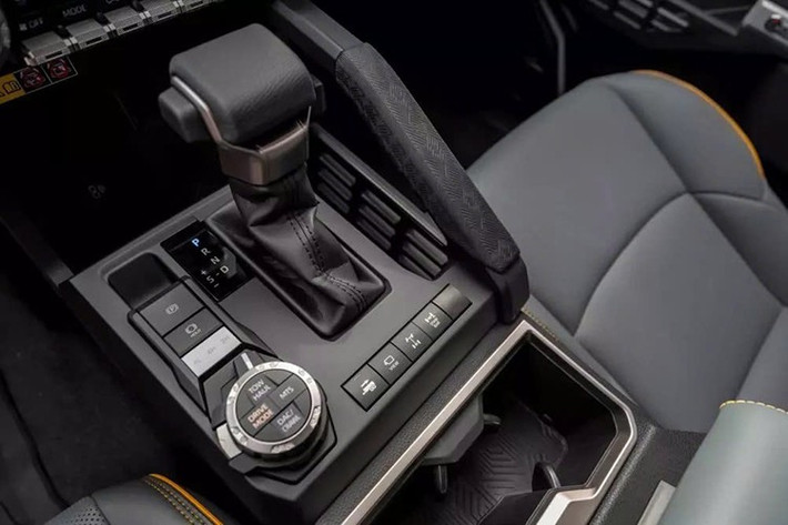 Các trang bị trên bản SR5 bao gồm màn hình đa địa hình hiển thị hình ảnh bên trong cabin về các chướng ngại vật phía trước và phía dưới, bộ giảm xóc Bilstein và bộ vành xe 18 inch khác, được bọc trong lốp địa hình FALKEN WildPeak 33 inch, đều được giữ nguyên trên sàn xe.