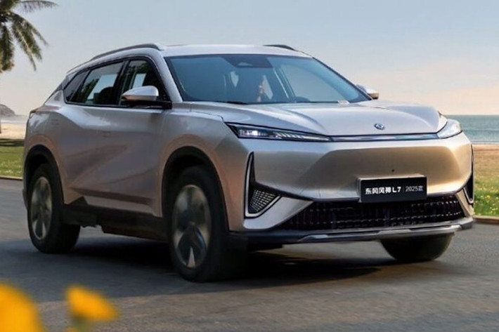 Dongfeng Mage phiên bản điện ﻿Cũng như Vigo, Dongfeng Mage phiên bản thuần điện có tên gọi riêng ở thị trường Trung Quốc là Aeolus Sky EV0, ra mắt thị trường Trung Quốc từ tháng 10/2023. Xe được phát triển dựa trên khung gầm bằng nhôm nhẹ Mach-E, kích thước dài x rộng x cao lần lượt 4.670 x 1.900 x 1.617 mm và chiều dài cơ sở 2.775 mm. Như vậy, xe dài hơn 20 mm, thấp hơn 5 mm, ngắn hơn 13 mm và chiều dài cơ sở giống hệt Dongfeng Mage.