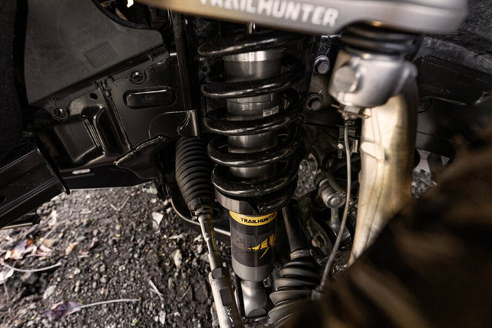 Chiếc xe bán tải sẽ tiếp tục được trang bị một loạt phụ tùng TRD, bao gồm giảm xóc FOX QS3, hốc gió và ống xả kép. Thanh đèn LED 20 inch tích hợp vào lưới tản nhiệt một lần nữa là điểm nhấn trên đầu xe, cùng bộ mâm hợp kim đen 18 inch đi kèm lốp Goodyear 33 inch tạo nên sự liền mạch với mặt đường.