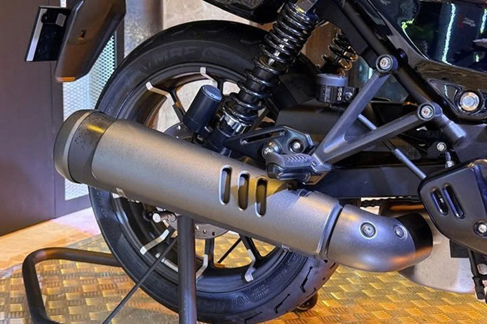 Về động cơ, X440T vẫn sử dụng động cơ 440cc xy-lanh đơn, làm mát bằng không khí kết hợp dầu, cho công suất khoảng 27 mã lực và mô-men xoắn 38 Nm, đi kèm hộp số 6 cấp.