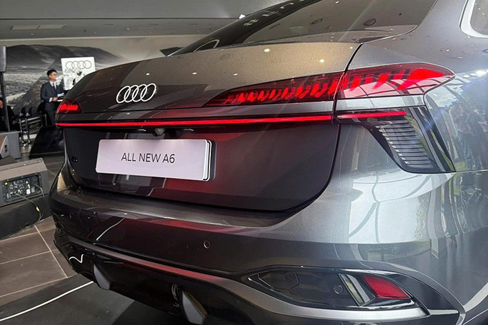 Kiến trúc phần đuôi xe rộng, hiện đại với cụm đèn hậu tách biệt và dải đèn LED nối liền đầy phong cách. Chuỗi hiệu ứng ánh sáng năng động (coming home/leaving home) tạo nên một tuyên ngôn công nghệ mang tính tiên phong.