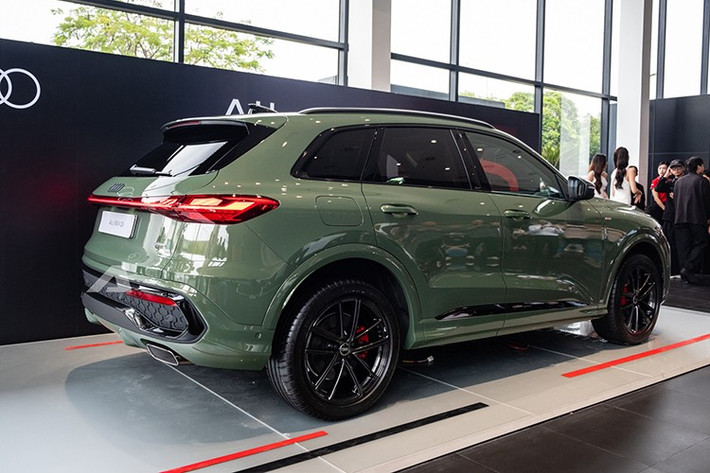 Đèn hậu của xe có thể hiển thị các đồ họa tùy chỉnh để cảnh báo tai nạn hoặc xe bị trục trặc. Trong khi đó, cánh gió mui được tích hợp đèn phanh với các thấu kính nhằm tăng độ an toàn. Khi mua Audi Q5 thế hệ mới, khách hàng có thể lựa chọn 3 gói ngoại thất là Basic, Advanced và S line.