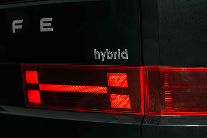 Mặt ca-lăng được trang bị công nghệ AAF (Active Air Flap) đóng/mở tự động khe hút gió, giúp tối ưu hóa khí động học và giảm hệ số cản gió ấn tượng từ 0,33 Cd xuống chỉ còn 0,298 Cd – một bước tiến vượt trội về hiệu suất vận hành và tiết kiệm nhiên liệu.