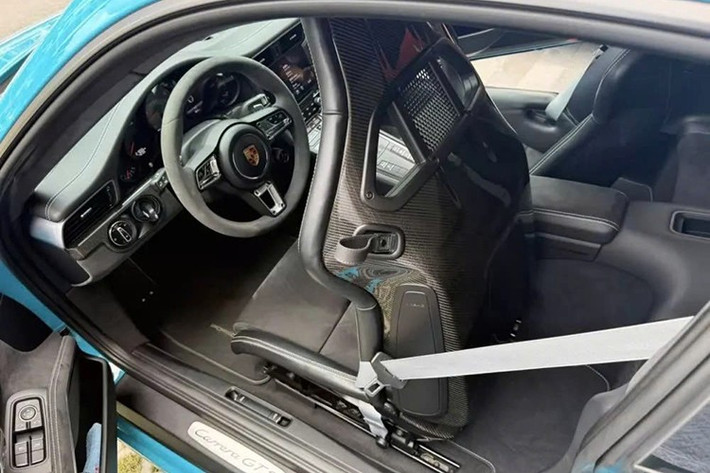 Cụ thể, "trái tim" của Porsche 911 Carrera GTS 991.2 màu xanh là động cơ Boxer 6 xy-lanh, tăng áp kép, dung tích 3.0 lít. Động cơ này giúp Porsche 911 Carrera GTS thế hệ mới sản sinh công suất tối đa 450 mã lực tại vòng tua máy 6.500 vòng phút và mô-men xoắn cực đại 550 Nm.