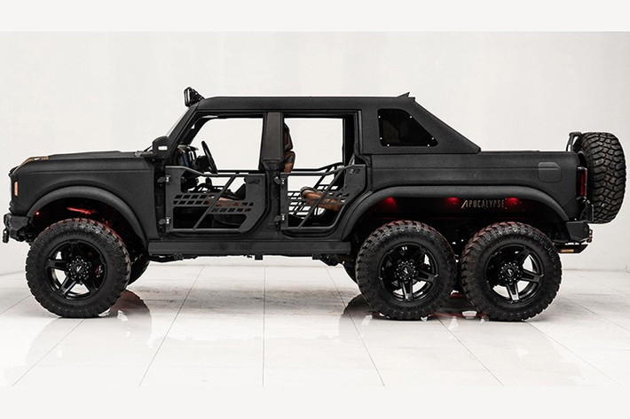 Điểm khác biệt lớn nhất của mẫu xe bán tải địa hình Ford Apocalypse Dark Horse nằm ở cấu hình 6 bánh hiếm gặp. SoFlo đã kéo dài khung gầm, bổ sung thêm một trục sau, giúp cho chiếc xe mang đậm chất "quái thú" riêng biệt.