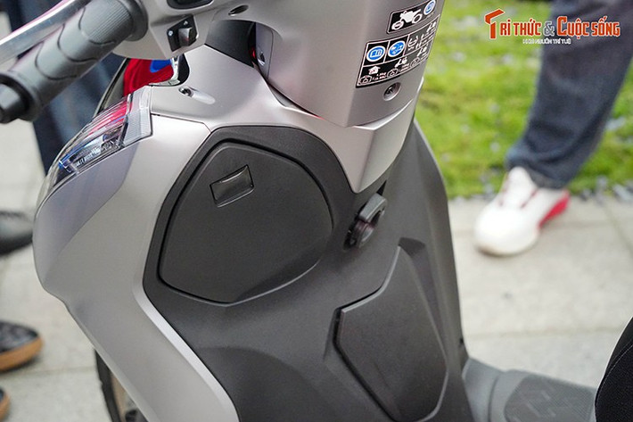 Về trang bị, Lead 2026 tiếp tục khẳng định vị thế là mẫu xe tay ga tiện ích hàng đầu trong phân khúc. Phiên bản Đặc biệt được trang bị hệ thống phanh chống bó cứng ABS cho bánh trước, giúp tăng độ an toàn khi vận hành, đặc biệt trong các tình huống phanh gấp hoặc trên mặt đường trơn trượt.