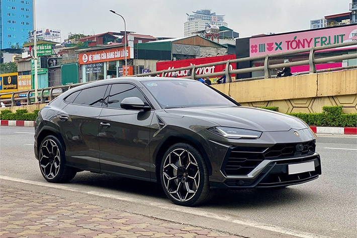 Các tay chơi Việt rất thích săn lùng siêu SUV Lamborghini Urus, lý do vì đây là chiếc Lamborghini gầm cao duy nhất, xe có đến 4 hoặc 5 chỗ ngồi thoải mái, và khoang hành lý có thể chứa nhiều va ly cỡ lớn, so với chỉ 2 va ly cỡ nhỏ của các siêu xe 2 cửa cùng nhà.