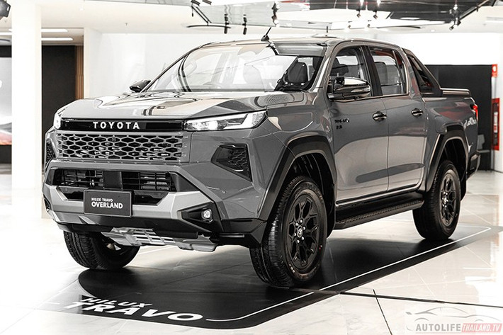 Toàn bộ Hilux 2026 sử dụng kết cấu sàn mới “Dynamic Cloud”, tăng cường độ cứng thân xe và giảm rung lắc. Xe cũng được trang bị giá đỡ động cơ thủy lực và giảm xóc cải tiến giúp cải thiện độ êm ái khi vận hành. Toyota Hilux thế hệ mới hiện đã ra mắt tại Thái Lan – thị trường đầu tiên trên thế giới.