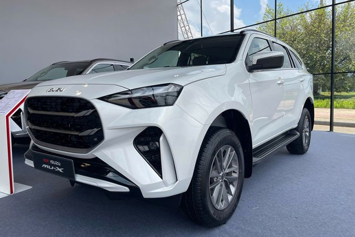 Isuzu mu-X: 33 xe ﻿Xếp ở vị trí tiếp theo là Isuzu mu-X - một gương mặt quen thuộc khác của top 10 ô tô bán kém nhất thị trường Việt Nam. Mẫu SUV hạng trung này sở hữu doanh số chỉ 33 chiếc, tăng trưởng đến 120%. Isuzu mu-X tại Việt Nam không có nhiều lợi thế cạnh tranh vì thiết kế kén khách. Bên cạnh đó, thương hiệu Isuzu còn chủ yếu gắn liền với ô tô tải thay vì xe du lịch.