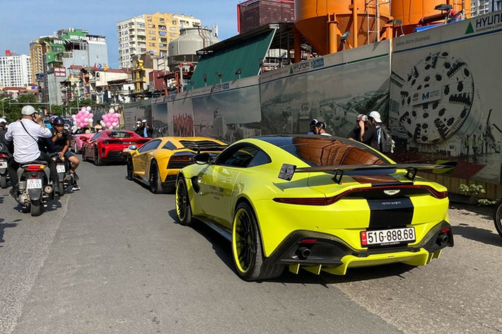 Bà Mailisa cho biết, hai vợ chồng đều xuất thân nghèo khó. Bố chồng chạy xe ôm, mẹ chồng bán sữa đậu nành, mẹ vợ không biết chữ, làm ruộng, còn bố vợ đã mất năm bà Mailisa 11 tuổi. Cả hai cùng vào TP.HCM làm thuê sau đó gây dựng được cơ ngơi như ngày nay.