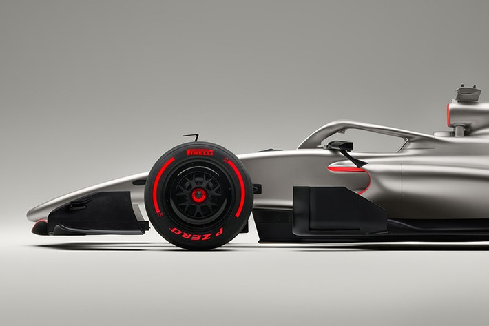 Bộ nhận diện thương hiệu trên R26 dựa trên triết lý thiết kế mới của Audi với bốn nguyên tắc: rõ ràng, kỹ thuật, thông minh và cảm xúc. Bảng màu bao gồm titan, đen carbon và sắc đỏ Audi mới, cùng logo bốn vòng tròn màu đỏ để nhấn mạnh sự hiện diện của mẫu xe tại F1.