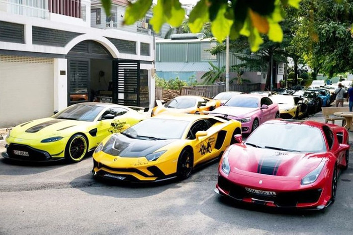 Dàn siêu xe của vớ chồng đại gia thẩm mỹ này gồm có Koenigsegg Regera, McLaren Senna, Lamborghini Aventador S, Ferrari 488 Pista, Aston Martin V8 Vantage, Bentley Mulsanne EWB, Bentley Bentayga V8 và Cadillac Escalade Sport...