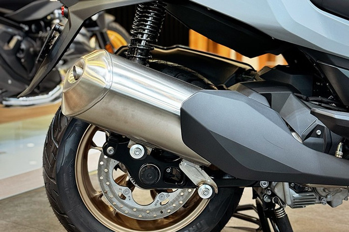 Dù không phải mẫu xe mới, BMW C400 GT vẫn luôn tạo sức hút riêng trong phân khúc maxi-scooter nhờ công nghệ an toàn cao cấp, khả năng vận hành mạnh mẽ và sự tiện nghi vượt trội. Đây là lựa chọn dành cho những người tìm kiếm trải nghiệm lái sang trọng, khác biệt và có phần “kén khách” - đúng chất BMW Motorrad.