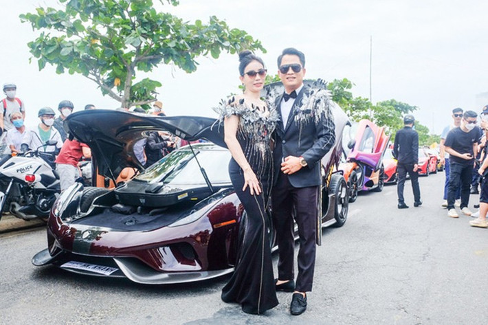 Trong chuyến roadshow vào 5/3/2022, vợ chồng Hoàng Kim Khánh - Mailisa ngồi bên trong chiếc Koenigsegg Regera giá gần 200 tỷ đồng. Dù phục vụ mục đích quảng bá thương hiệu, nhưng đây có thể nói là "bữa tiệc" siêu xe đắt đỏ nhất Việt Nam tính đến nay.