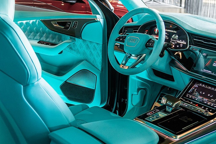 Hai chữ cái cuối cùng là viết tắt của Legacy Edition (phiên bản kế thừa), và chiếc xe cụ thể này sở hữu những phụ kiện cao cấp từ ABT Sportsline, như bạn có thể dễ dàng nhận thấy, đặc biệt nếu bạn là người đam mê xe độ sẽ không còn quá xa lạ với mối lương duyên giữa Audi và ABT.