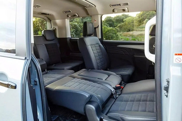 Khách hàng có thể cá nhân hóa Delica D:5 với phụ kiện chính hãng và hai gói tùy chọn. Đầu tiên là Wild Adventure Style, bổ sung các chi tiết ngoại thất sơn đen, mâm RAYS mới, chắn bùn màu đỏ và giỏ để đồ trên nóc. Thứ hai là Active Adventure Style với phong cách thể thao hơn, bao gồm những điểm nhấn màu vàng cát Sand Metallic, tem trang trí riêng, cánh gió mui và giá nóc khí động lực học hơn.