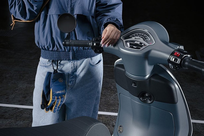 Màu xanh công nghiệp này có lớp hoàn thiện mờ kim loại, gợi nhớ đến không khí của một xưởng cơ khí cổ điển. Ngoài màu sơn đặc biệt, Vespa Sprint 150 Blu Officina 8 còn nổi bật với yên xe bọc da và đường chỉ khâu tương phản.