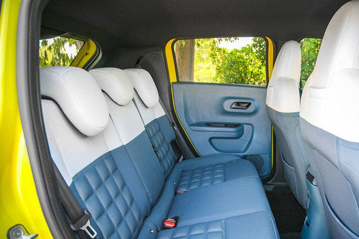 Như vậy, Grande Panda 2025 đã làm được điều đó một cách thành công, đặc biệt là khi những đường nét này được kết hợp với một số màu sắc mà nhà sản xuất ôtô cung cấp cho xe, bao gồm đỏ Passione Red, vàng Limone Yellow hoặc Luna Bronze.