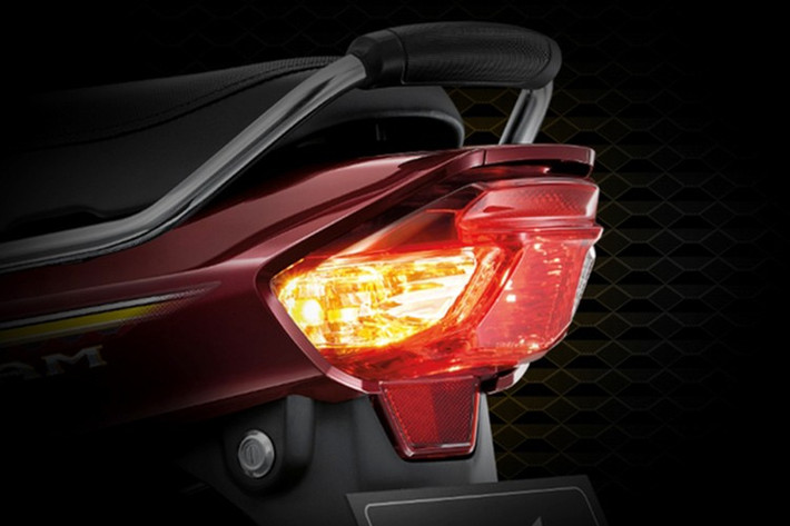 Các trang bị tiện ích của xe bao gồm cổng sạc USB, nắp bình xăng chống tràn và tùy chọn Smart Key với chức năng chống trộm, định vị xe tiện lợi.