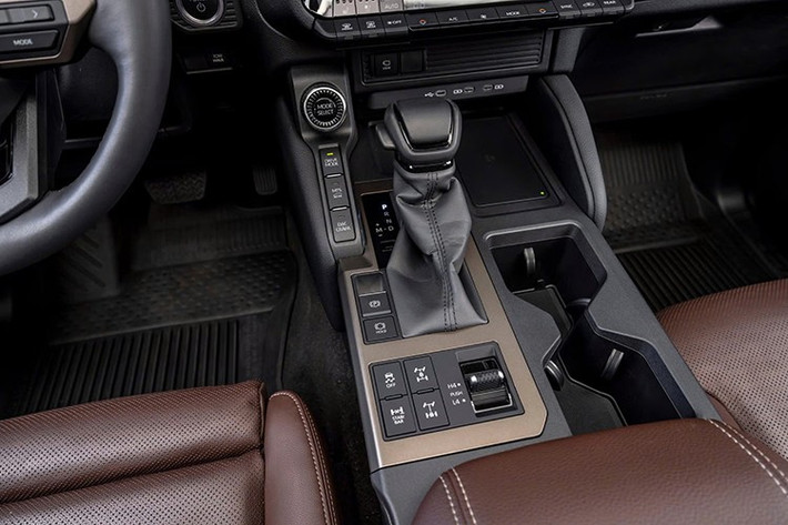 Cacs trang bị tiên ích khác còn có gương chiếu hậu điện tử, hộp lạnh trong bệ trung tâm, màn hình hiển thị HUD, hỗ trợ chuyển làn và cảnh báo phương tiện cắt ngang phía trước.