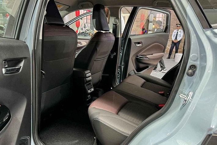 Suzuki Fronx 2026 cung cấp hai tùy chọn động cơ gồm GLX và SGX: động cơ 1.5L K15C DualJet Dual VVT, kết hợp hệ thống mild-hybrid SHVS 12V, công suất 100 PS, mô-men xoắn 135 Nm, đi kèm hộp số tự động 6 cấp.