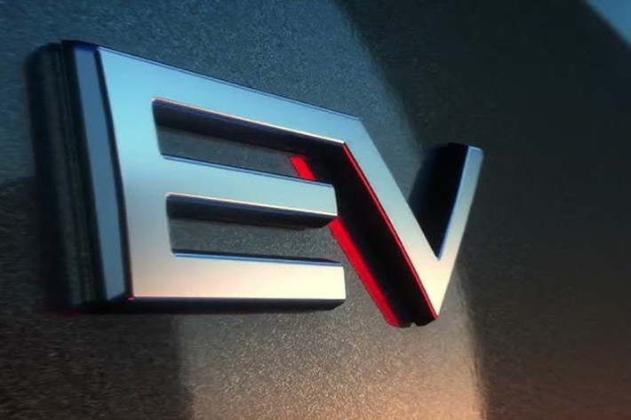 Dù vậy, Mitsubishi vẫn nỗ lực tạo điểm nhấn riêng cho Eclipse Cross EV bằng cách tái thiết kế ngoại thất với cụm đèn LED hai tầng đặc trưng, mặt ca-lăng dạng kín gợi nhớ đến Outlander và những chi tiết đen bóng tạo nét cá tính cho phần đuôi xe.