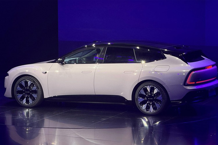 Hệ số cản gió đạt 0,252 Cd, trong khi hệ thống chiếu sáng sử dụng 942 bóng LED và gần 2.000 chi tiết hình tam giác để tạo hiệu ứng động. Xe có kích thước dài 4.881 mm, rộng 1.960 mm, cao 1.479 mm, trục cơ sở 2.950 mm.