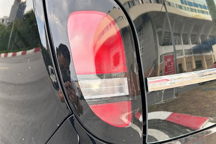 Nhưng sau khi nâng cấp, Minio Green chuyển sang kiến trúc 400V cùng pin 18,5 kWh, giúp quãng đường di chuyển tăng lên 210 km. Thời gian sạc nhanh từ 10-70% chỉ mất 30 phút, toàn bộ chi phí nâng cấp do VinFast chi trả.