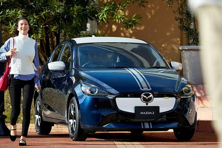 Sau hai lần facelift vào năm 2019 và 2023 cùng nhiều cải tiến nhỏ giọt qua từng năm, Mazda2 2026 tại Nhật Bản tiếp tục duy trì thiết kế quen thuộc nhưng có một số nâng cấp đáng chú ý về trang bị tiêu chuẩn.