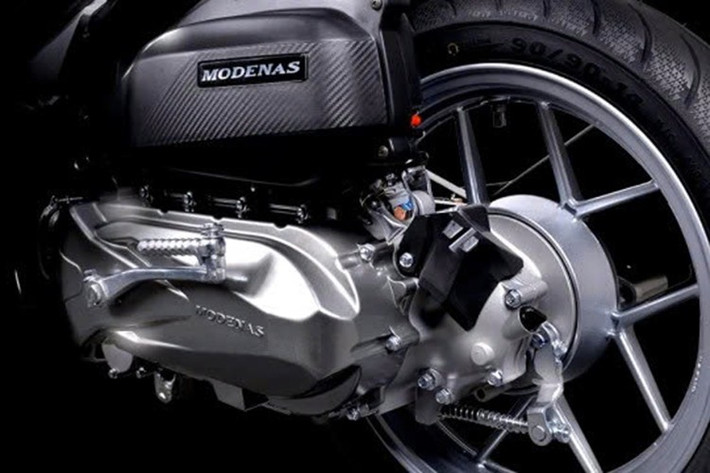 Mâm xe dạng 10 chấu mảnh giúp tổng thể chiếc xe trông nhẹ nhàng và linh hoạt. Mặc dù có ngoại hình hiện đại, đồng hồ của xe vẫn sử dụng dạng analog kết hợp cùng màn hình LCD nhỏ cho quãng đường và mức xăng.