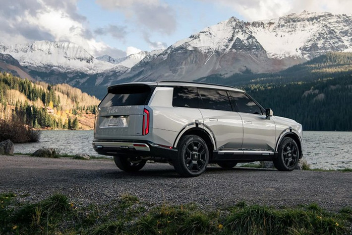 Tất cả các phiên bản Telluride đều sử dụng hệ thống lái trợ lực điện gắn trực tiếp trên trục lái, cho cảm giác phản hồi chính xác và ổn định hơn khi vận hành. Đặc biệt, phiên bản hybrid còn sở hữu chế độ Stay Mode, cho phép sử dụng hệ thống điều hòa, đèn và giải trí trong vòng 20 phút chỉ bằng nguồn điện từ pin, giúp tiết kiệm nhiên liệu khi dừng xe trong thời gian ngắn.