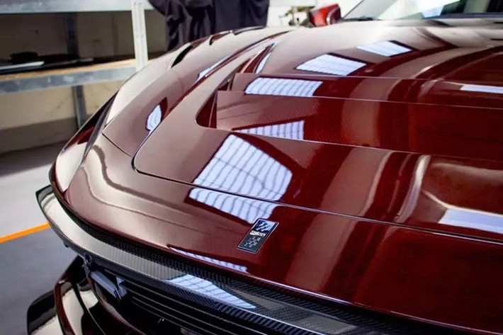 Xe sở hữu bốn đèn LED chạy ban ngày hình vuông trên cản trước mới nổi bật, nắp capo được thiết kế riêng với các khe hút gió lớn. Bộ vành xe năm chấu hình ngôi sao tuyệt đẹp với chốt khóa trung tâm màu đỏ càng tô điểm thêm nét cổ điển cho chiếc xe.