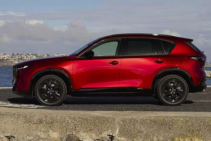 Theo thông tin ban đầu, Mazda CX-5 2026 đời mới có thể được điều chỉnh giá tăng nhẹ so với thế hệ hiện tại, chủ yếu do được nâng cấp trang bị và mở rộng kích thước. Tuy nhiên, mức tăng này được dự báo không quá lớn.