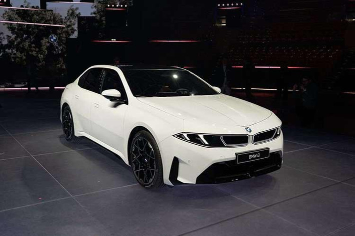 Phần đầu xe sedan điện BMW i3 2026 nổi bật với phong cách “shark nose”, kết hợp hai mảng đen bóng tích hợp hệ thống chiếu sáng LED và dải đèn ban ngày. Lưới tản nhiệt quả thận đặc trưng được tái hiện bằng hiệu ứng ánh sáng thay vì cấu trúc vật lý truyền thống.