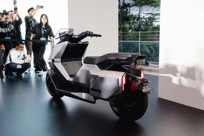 Bên cạnh phần cơ khí, xe máy điện thông minh Omo X còn được phát triển dựa trên kiến trúc công nghệ Omo-Robot. Đây là nền tảng tích hợp cảm biến, thuật toán và hệ thống điều khiển điện tử để xe có thể quan sát môi trường xung quanh và phản ứng theo thời gian thực.