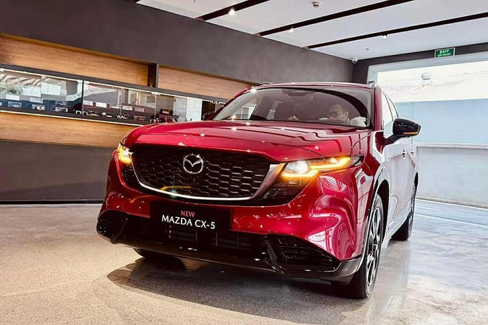 Mazda CX-5 thế hệ mới ﻿Đầu tiên phải kể đến Mazda CX-5 thế hệ thứ ba – một trong những mẫu xe được chờ đợi nhất. Tại sự kiện ra mắt showroom cao cấp Mazda Flagship hồi cuối năm 2025, hãng xe Nhật đã trưng bày mẫu CX-5 hoàn toàn mới, dự kiến bán ra tại thị trường Việt Nam tháng 11 năm nay.So với đời cũ, thiết kế CX-5 mới trở nên sắc cạnh và mạnh mẽ hơn, thay cho phong cách mềm mại trước đây.