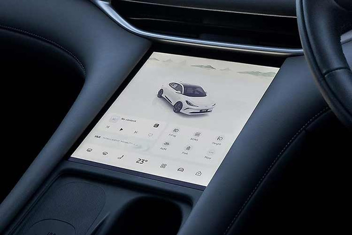 Đáng tiếc là MG IM5 lại thiếu vắng các nút bấm vật lý vì chạy theo trào lưu tối giản cực đoan, tương tự Tesla Model 3 hay Volvo EX30. Việc chỉnh các trang bị như gương chiếu hậu cũng phải thao tác qua màn hình trung tâm trước rồi mới dùng các nút trên vô lăng theo kiểu Tesla. Điều chỉnh hướng gió điều hòa cũng phải làm hoàn toàn bằng thao tác số.