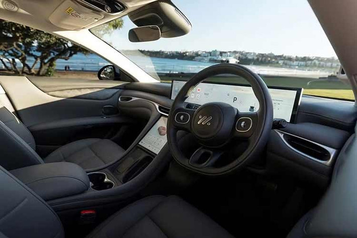 Nội thất của xe MG đã tiến bộ rất nhanh trong thời gian ngắn, nhưng IM5 vẫn ở một đẳng cấp khác hẳn về vật liệu xa xỉ và không khí kiểu “phòng khách” so với các mẫu ô tô cùng thương hiệu. Bề mặt bọc da tổng hợp mềm mại, đầy đặn, cụm điều khiển trung tâm rộng, dốc nhẹ hay màn hình cảm ứng trung tâm 10,5 inch theo phong cách Porsche Taycan tạo cảm giác đây là sản phẩm của một thương hiệu cao cấp hơn là MG.