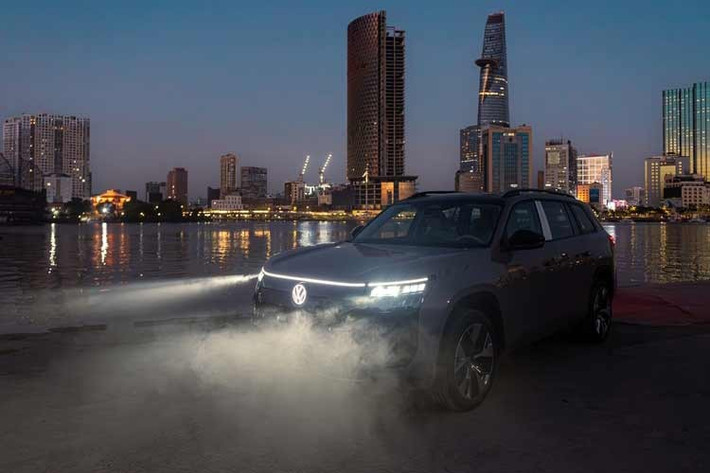 Volkswagen Việt Nam vừa công bố nhận đặt hàng sớm cho mẫu xe gầm cao cỡ lớn Teramont Pro 2026 mới với hai tùy chọn cấu hình. Phiên bản tiêu chuẩn Teramont Pro có giá dự kiến 2,799 tỷ đồng, đi kèm bốn màu sơn ngoại thất gồm trắng, đen, tím và xanh.